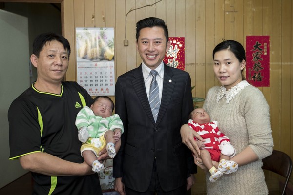 ▲新竹市長林智堅前往祝賀好孕夫妻，並致贈雙胞胎生育津貼5萬元。