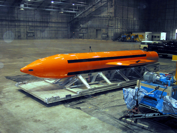 美國在2003年試爆GBU-43炸彈,炸彈之母。（圖／路透社）