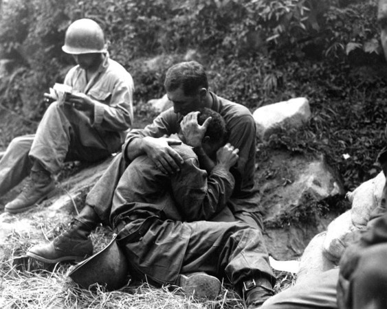 韓戰中的美國士兵抱著痛哭的同伴。（圖／翻攝維基百科）