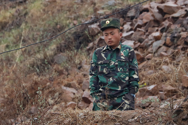 站在鴨綠江邊的北韓士兵。（圖／路透社）
