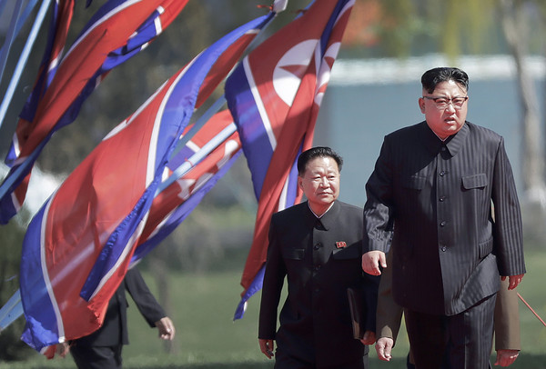 金正恩與北韓第二號人物崔龍海。（圖／達志影像／美聯社）