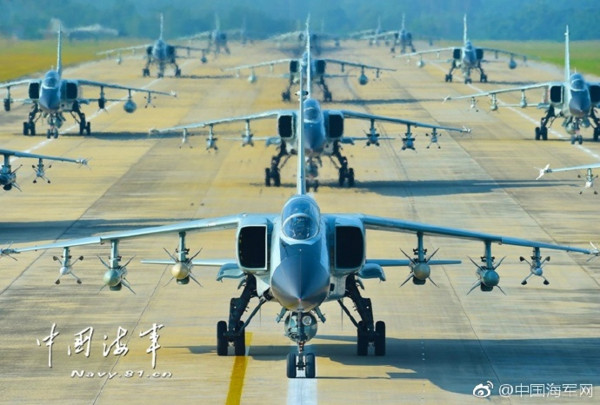 解放軍20多架殲轟-7A（JH-7A）「飛豹」戰機整建制滿掛載出擊，上演「大象漫步」展示肌肉。（圖／翻攝自中國海軍）