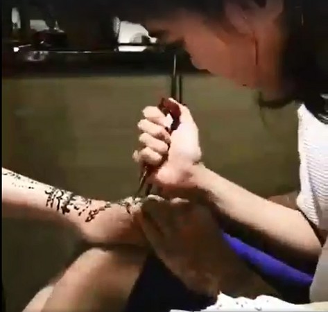 蔡依林在臉書釋出一段縮時影片，只見她認真地拿起手繪膏，在模特兒的手上做畫，笑稱這是「私房樂趣」、「人體擠花練習」。