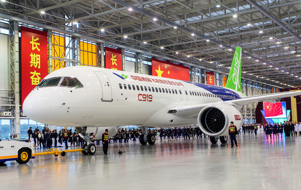 中國大陸自主研製的大型客機C919，於16日在上海浦東機場進行首次滑行測試。（圖／翻攝自《中國商飛》網）