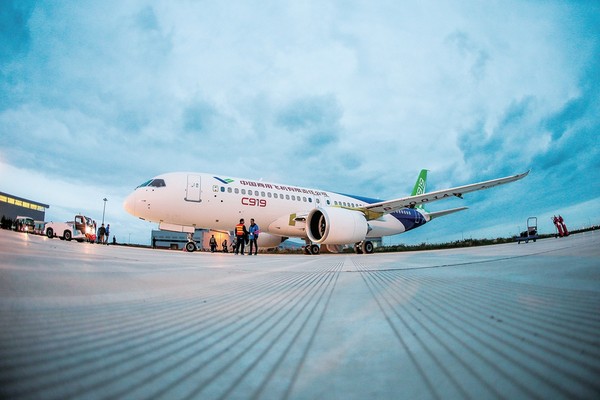 中國大陸自主研製的大型客機C919，於16日在上海浦東機場進行首次滑行測試。（圖／翻攝自《中國商飛》網）