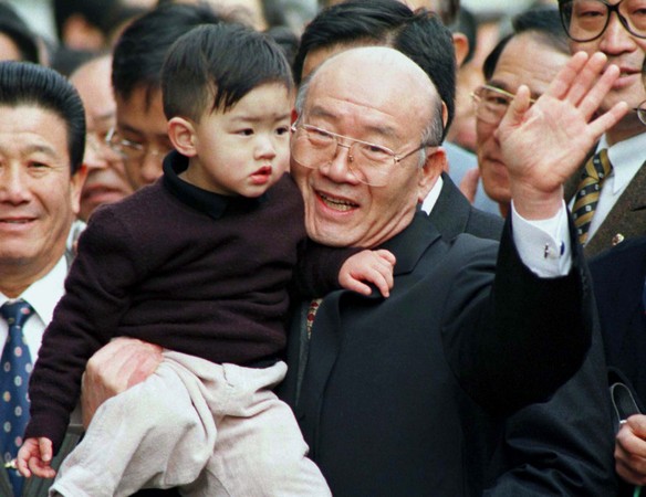 ▲南韓前總統全斗煥，手中抱著他的孫子。（圖／路透社）