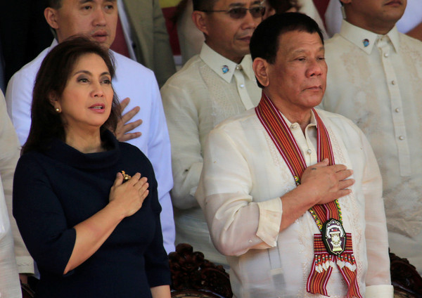 菲律賓副總統羅貝多（Leni Robredo）與總統杜特蒂。（圖／路透社）