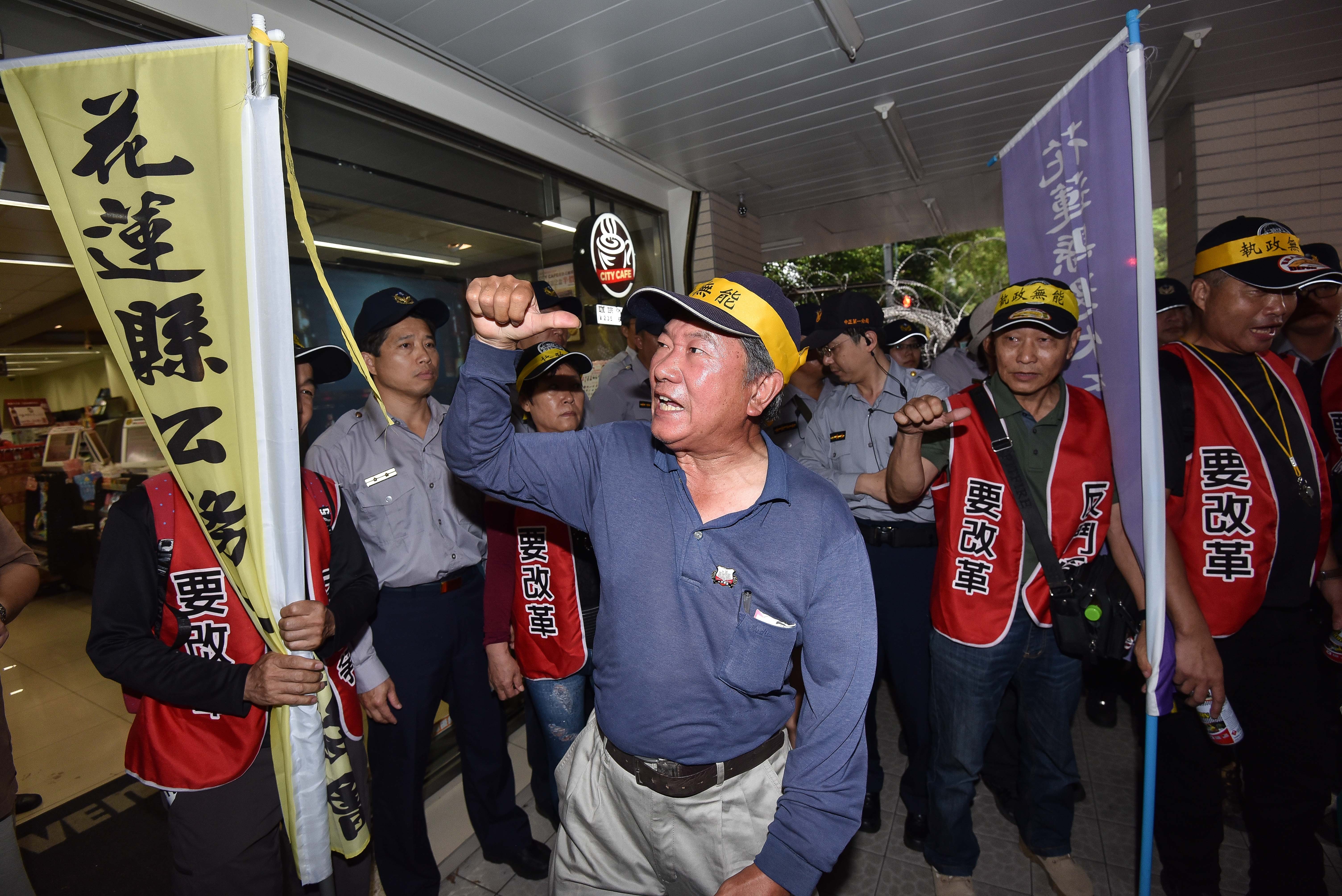 立法院審年金改革,軍公教動員群眾場外抗議年金改革。（圖／記者李毓康攝）