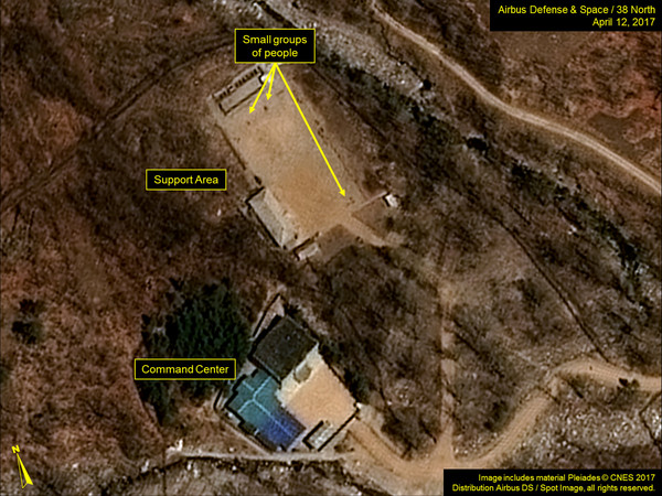 《38 North》16日最新衛星圖發現，北韓豐溪里核試場有人在打排球等不尋常動態。（圖／路透社）