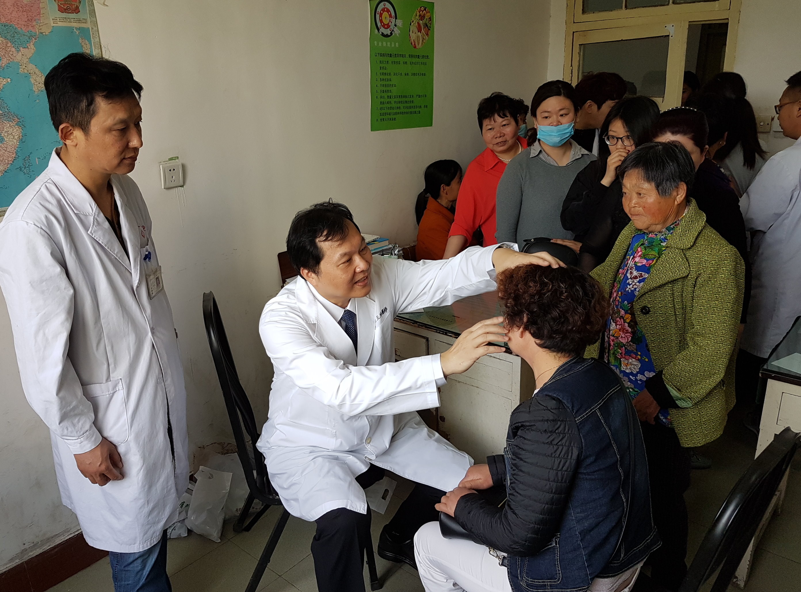 ▲王正坤醫師為患者看診。（圖／王正坤提供）