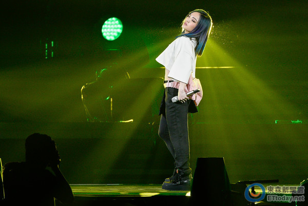 徐佳瑩（拉拉）跟導演比爾賈認愛2年多，22日晚上她在台北小巨蛋舉辦「是日救星」演唱會