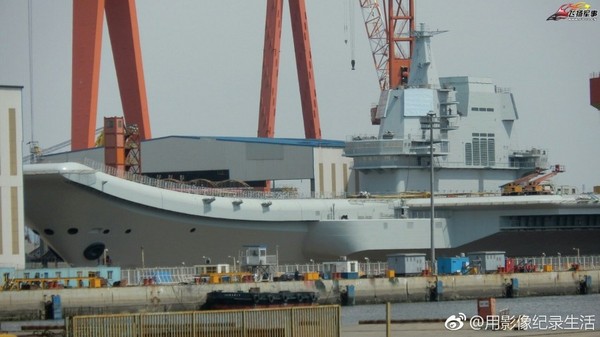 中國首艘國產航母「001A」最新高清照，目前整個航母船體外部已完工，腳手架全部拆除。（圖／大陸軍事網站／@龍石 用影像紀錄生活）