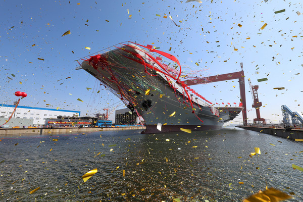 中國大陸首艘自產航母001A號正式下水。（圖／路透社）