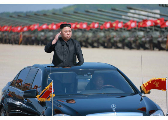 北韓領導人金正恩親自視導建軍節軍演。（圖／翻攝自《勞動新聞》）