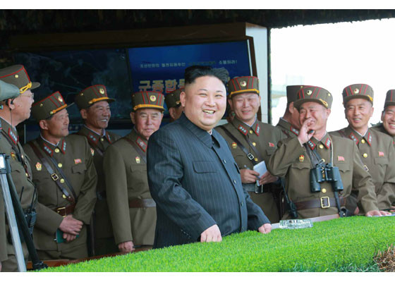 北韓領導人金正恩親自視導建軍節軍演。（圖／翻攝自《勞動新聞》）