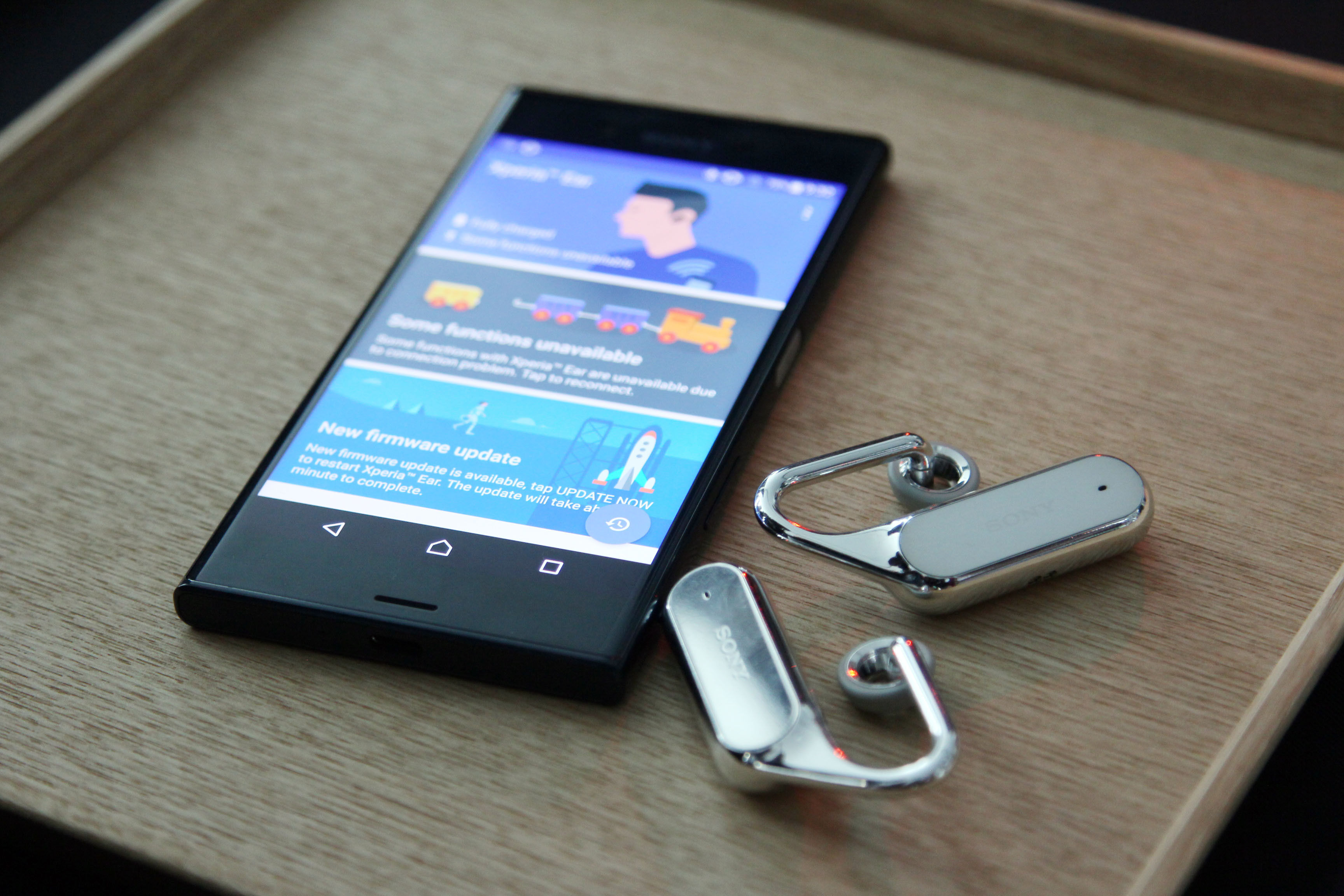 Xperia Ear Open-Style Concept動手玩，Sony：還在開發中(圖／記者洪聖壹攝)