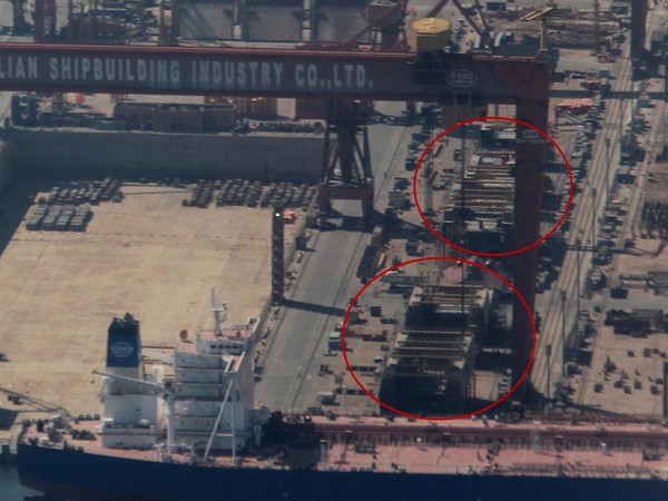 ▲大連造船廠內的055型驅逐艦已成型。（圖／翻攝自鼎盛軍事）