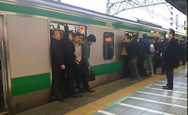 日本地鐵在上班時間非常壅擠。（圖／翻攝自YouTube／1994 Resort21）