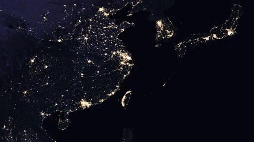 全球夜景圖台灣西岸超亮 網卻專注「這國家」。(圖／取自NASA官網)