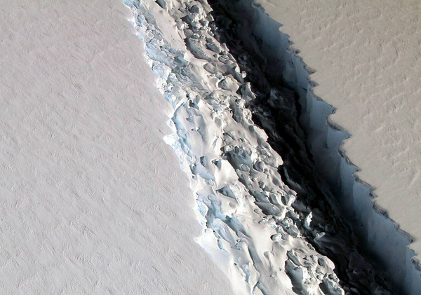 南極冰棚新裂縫Larsen C（圖／路透社）