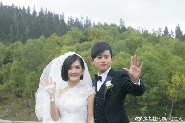 大陸記者6日在微博首次公開當時私人婚宴的照片，新娘席間共換了2套禮服，雖然沒有對外公開，仍佈置得十分隆重。