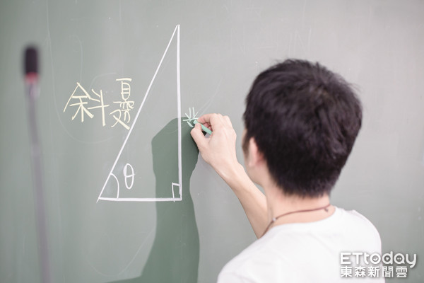 親子教育、高中,學生上課,高中數學,教育,互動問答,舉手發問,教室（圖／記者林世文攝）