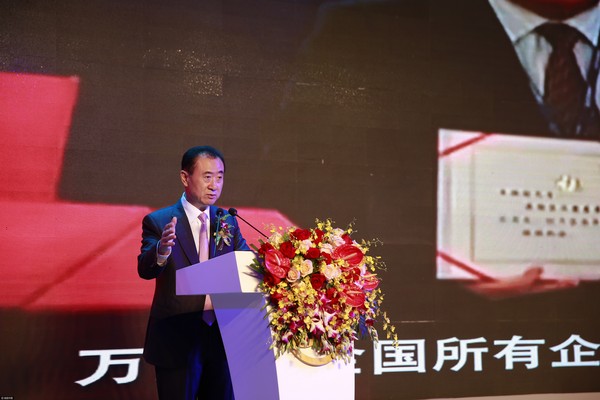 2015年，《胡潤全球華人富豪榜》發布，王健林首次超越李嘉誠成為全球華人首富。（圖／CFP）