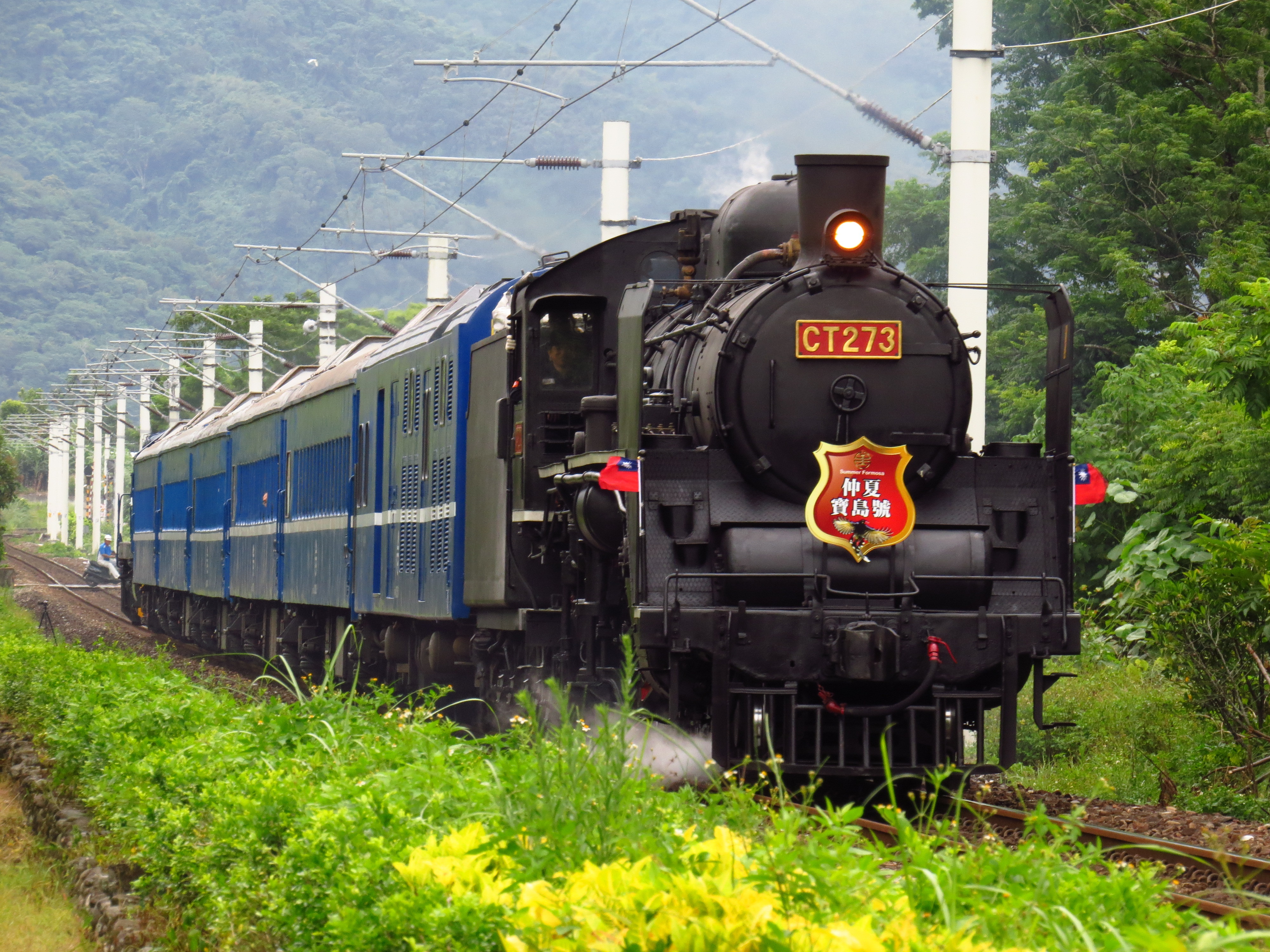 台鐵推出郵輪式列車行程，帶旅客搭蒸汽火車，去內灣看轉盤秀。（圖／台鐵提供）
