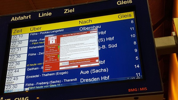 德國一處火車站的電腦看板，遭勒索病毒綁架。（圖／CFP）