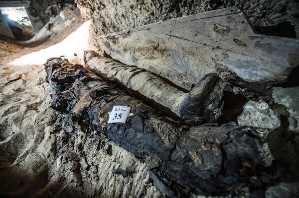 埃及中部地下墓穴，新發現17具非皇室木乃伊。（圖／CFP）
