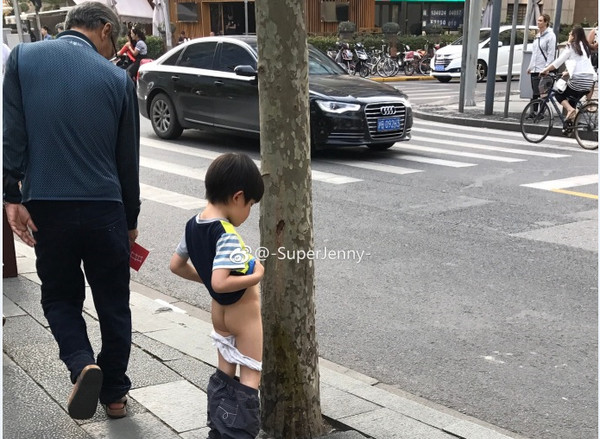 上海一名男童在路邊隨地尿尿，母親竟誇獎他「寶貝你好棒」。（圖／翻攝自-SuperJenny-微博）
