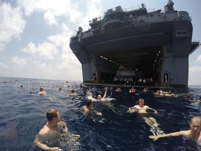 船上太無聊！美海軍「放風時間」一到…全船爽從甲板跳海
