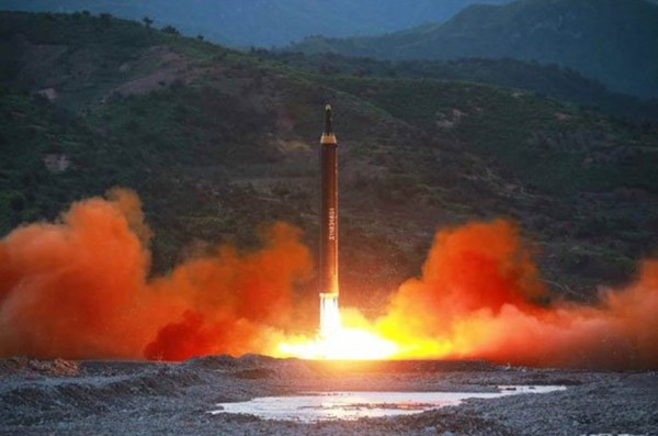 成功發射中長程飛彈　金正恩笑呵呵：北韓已是核子強國。（圖／翻攝自北韓《勞動新聞網》）