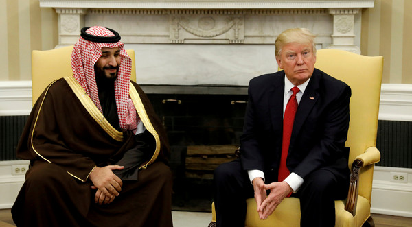 川普在白宮見沙烏地阿拉伯副王儲兼國防部長薩勒曼（Mohammed bin Salman）。（圖／路透社）