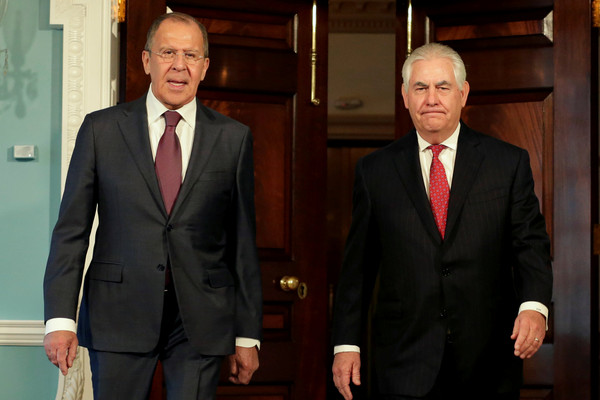 川普被爆料洩密。俄羅斯外交部長長拉夫洛夫(Sergei Lavrov)與美國務卿提勒森（Rex Tillerson）。（圖／路透社）