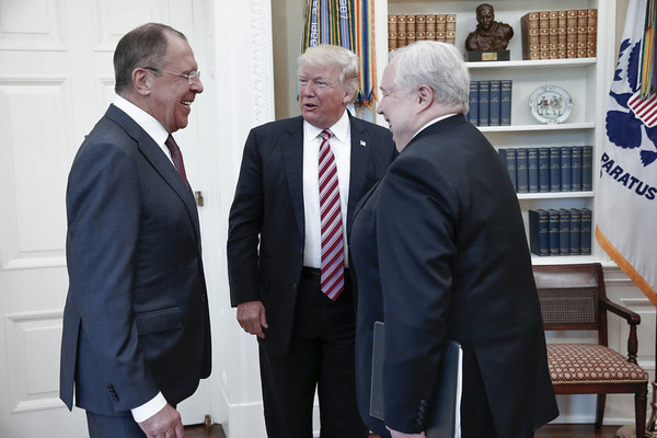 川普被指10日會見俄國外長拉夫洛夫(Sergei Lavrov)及俄國駐美大使基斯利亞克(Sergey Kislyak)時，不小心透露了情資。（圖／達志影像／美聯社）