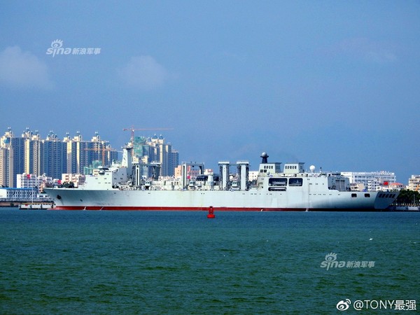 901型綜合補給艦停靠在中國最南端的某軍港中，據信將展開第二次海試，力拚在年內服役。（圖／翻攝自新浪軍事）