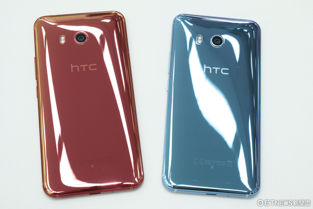 HTC U11炫藍銀與豔陽紅外型解析。（圖／記者莊友直攝）