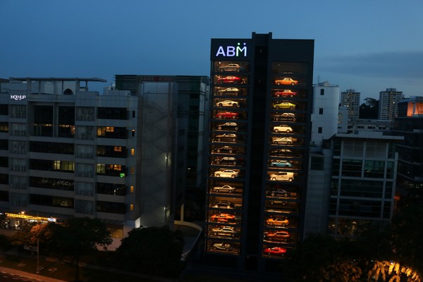 新加坡出現一座全世界最高的「自動賣車機」，15層樓高的大樓裡停滿了60輛豪車。（圖／達志影像）