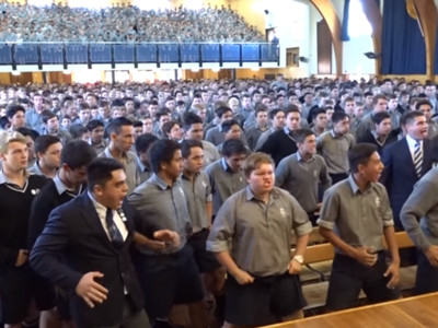最厲害的那種！紐西蘭全校跳「原住民戰舞」歡送老師，畫面太震懾