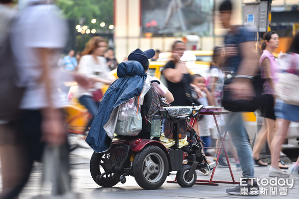 人口老化,長照,弱勢族群,老人,健康,電動代步車。（圖／記者李毓康攝）