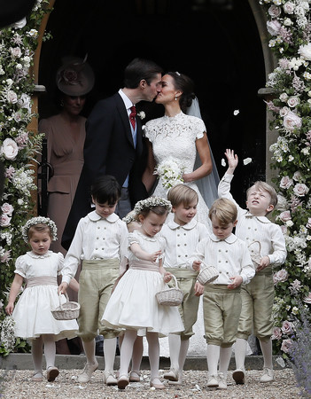 凱特王妃妹妹琵琶密道頓結婚，喬治小王子、夏綠蒂公主當花童。（圖／達志影像／美聯社）