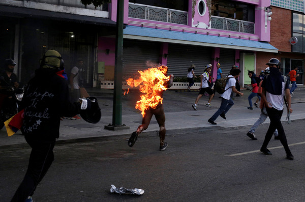 委內瑞拉20萬民眾再度上街頭抗議，現場氣氛火爆。（圖／路透社）