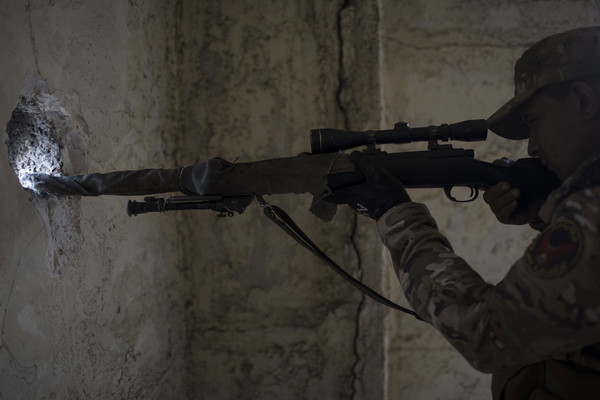 對抗IS，狙擊手在伊拉克摩蘇爾執行任務。（圖／達志影像／美聯社）