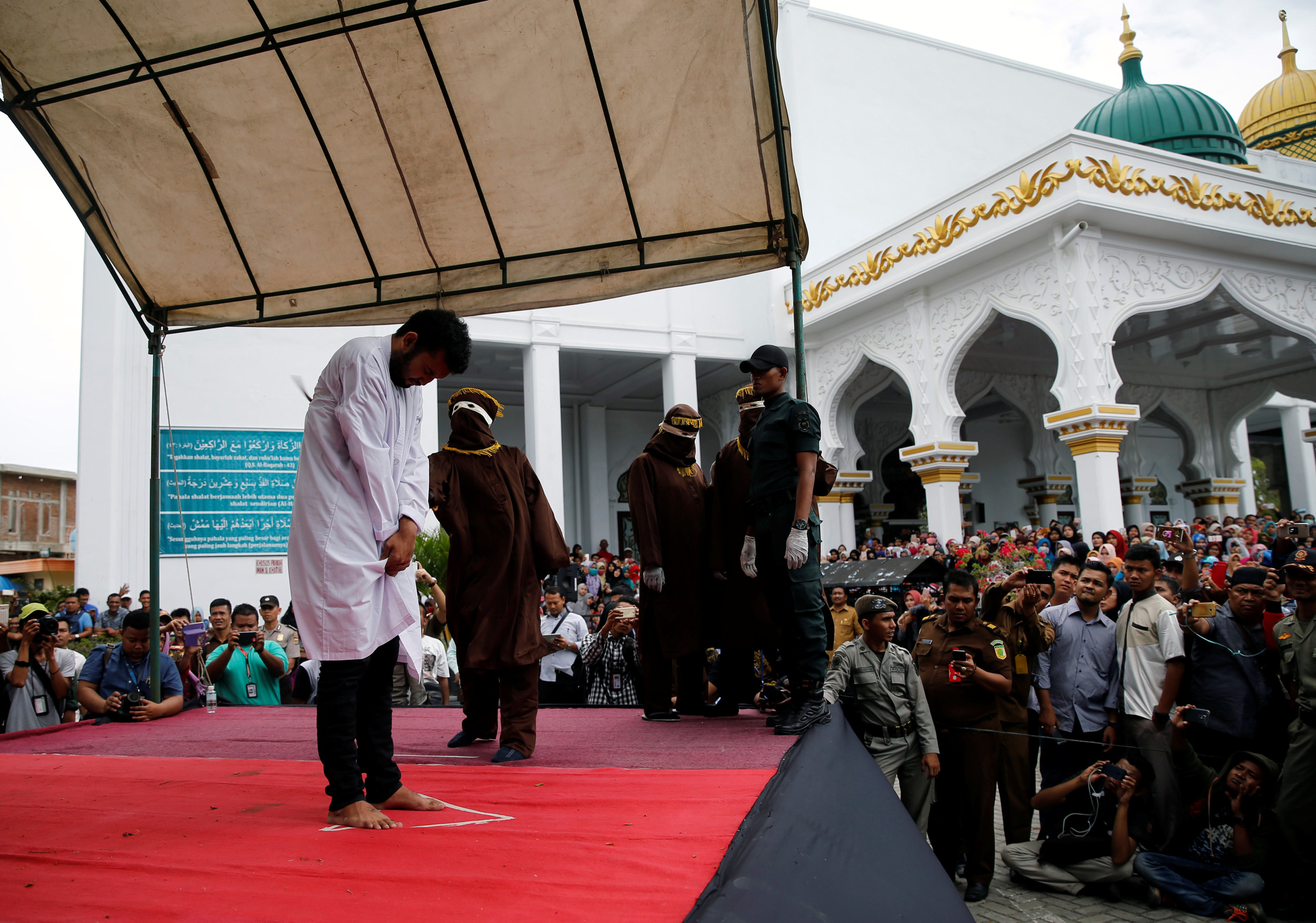 印尼赌徒清真寺当众受鞭刑 上千人围观 - 中国网山东图片新闻 - 中国网 • 山东