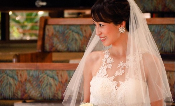 有「衛生紙殺手」之稱的肉食AV女優及川奈央秀幸福婚紗照。（圖／翻攝自「及川奈央」的推特）