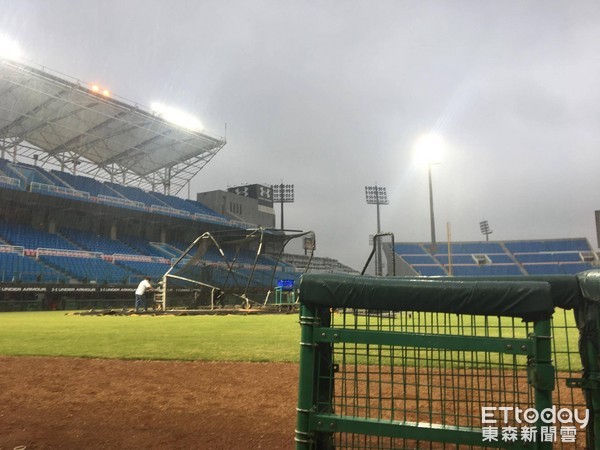 ▲桃園球場下大雨。（圖／記者王真魚攝）