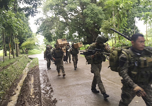 菲律賓南部爆發反恐戰爭，圖為菲國軍隊正在增援馬拉維市。（圖／達志影像／美聯社）
