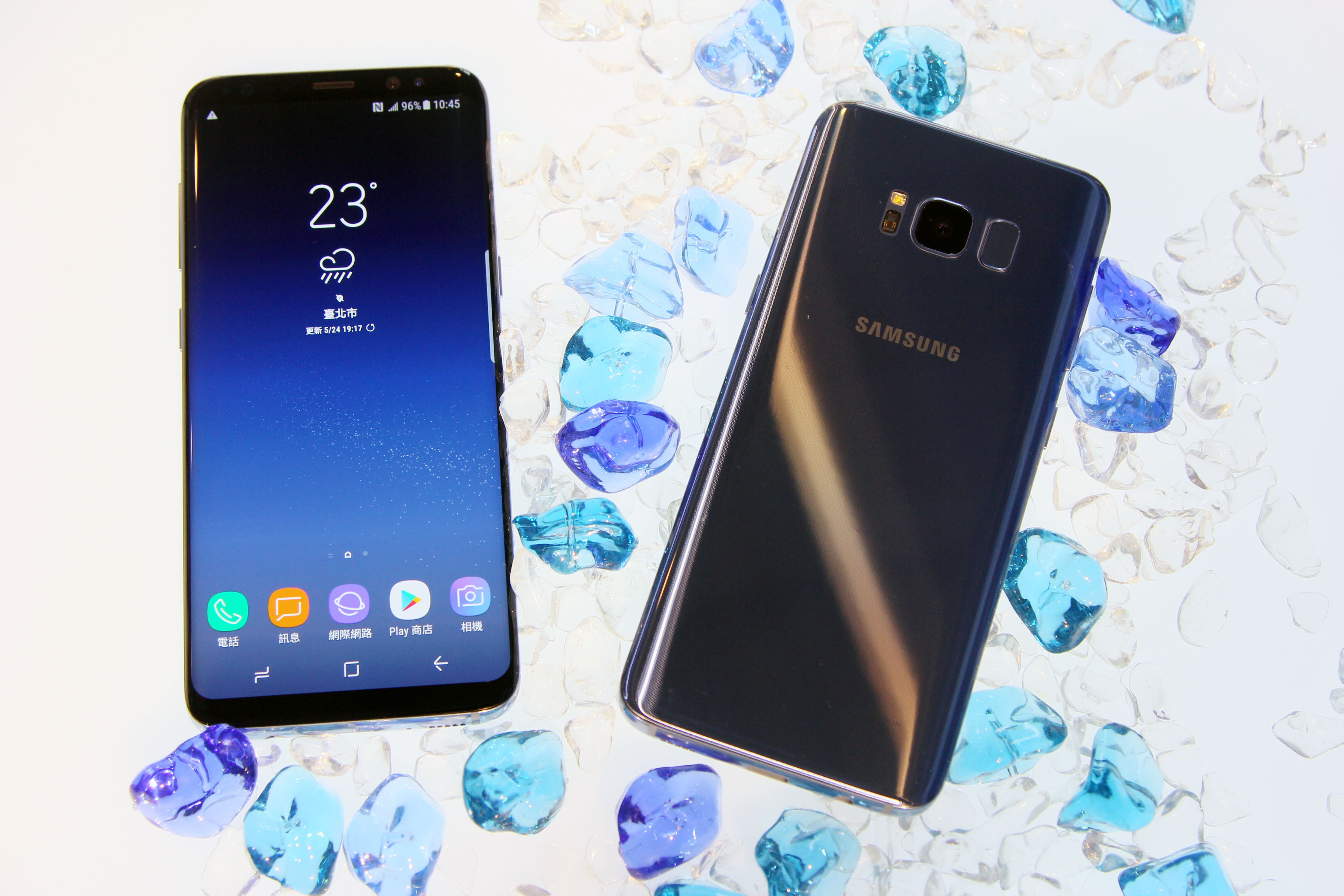 三星 Galaxy S8 冰湖藍新色搶先開箱，確認 5 月 26 上市(圖／記者洪聖壹攝)