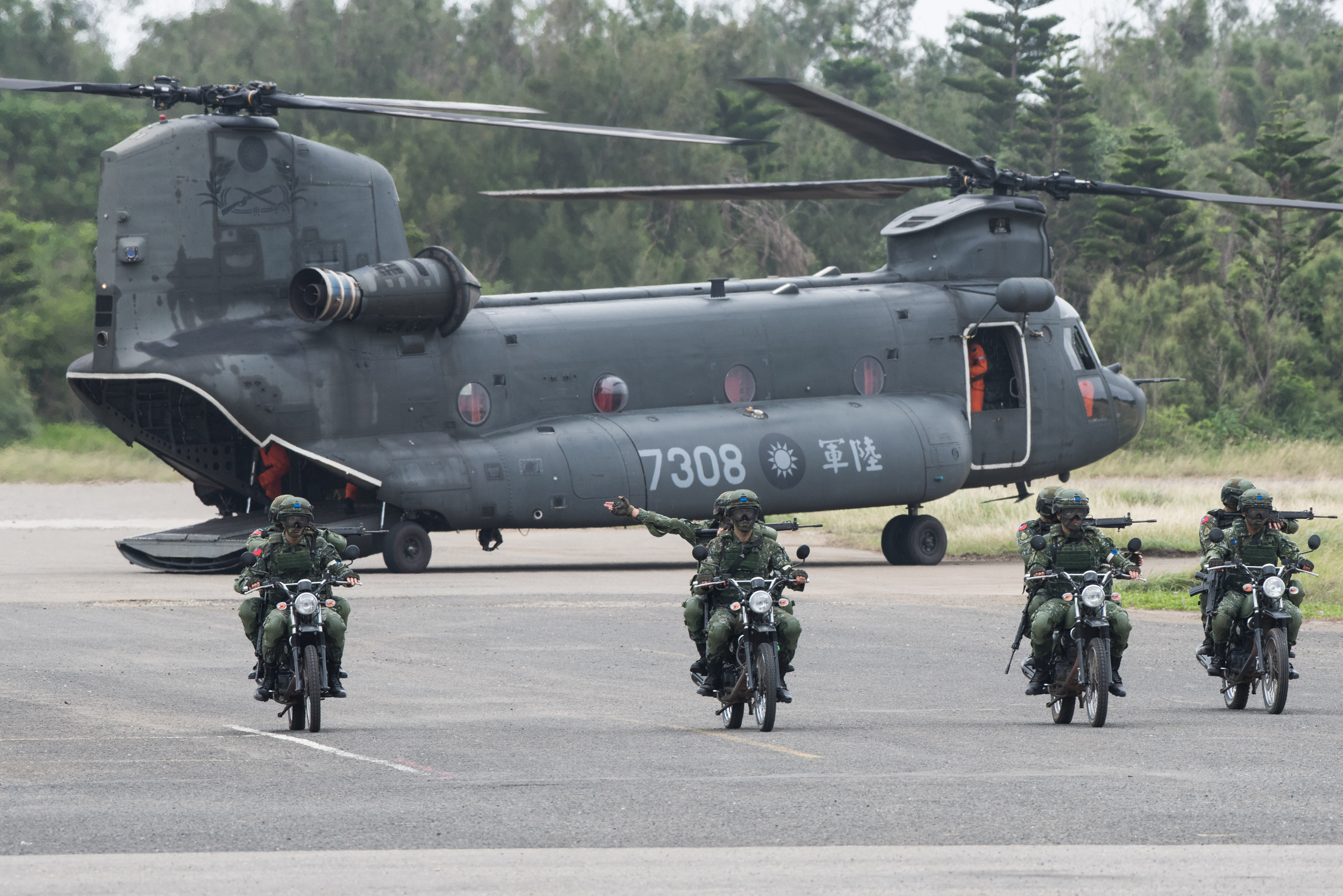 國軍「漢光33號」演習實兵演練,CH-47運輸直升機搭載特戰營突擊著陸（圖／記者季相儒攝）